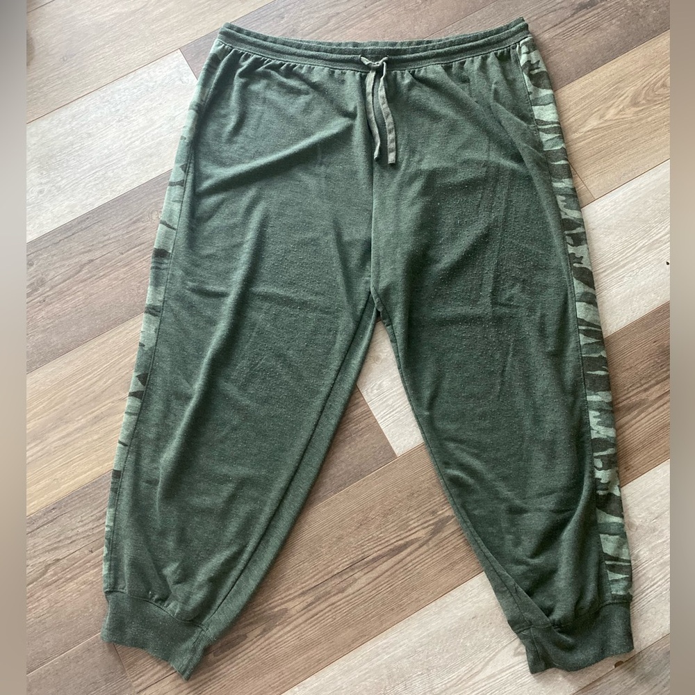 WOMANS PLUS GREEN CAMO HIGH RISE SIDE STRIPE JOGGERS SWEATPANTS